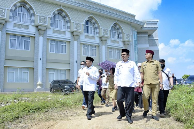 Wakil Gubernur (Wagub) Jawa Barat (Jabar) Uu Ruzhanul Ulum bersama Kepala Kantor Wilayah (Kanwil) Kementerian Agama (Kemenag) Jabar meninjau progres pembangunan Embarkasi Haji Indramayu di Kecamatan Lohbener, Kabupaten Indramayu, Jabar, Senin (30/5/2022).