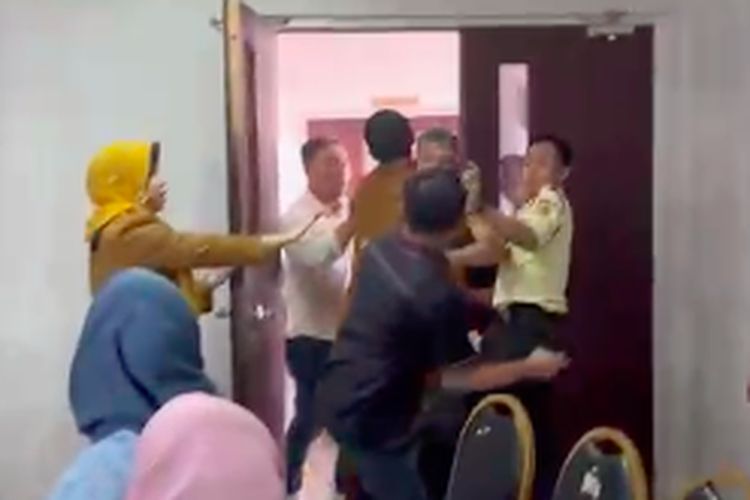 Aksi kericuhan saat rapat Dinas PUPR dan DPRD Palembang viral di media sosial.
