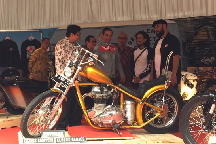 Presiden RI Joko Widodo menengok motor kustom di IIMS 2018