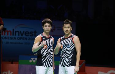 Kevin Sanjaya Sukamuljo (kiri) dan Marcus Fernaldi Gideon (kanan) seusai menghadapi Takuro Hoki/Yugo Kobayashi (Jepang) pada final Indonesia Open 2021 yang dihelat di Bali International Convention Centre, Minggu (28/11/2021).