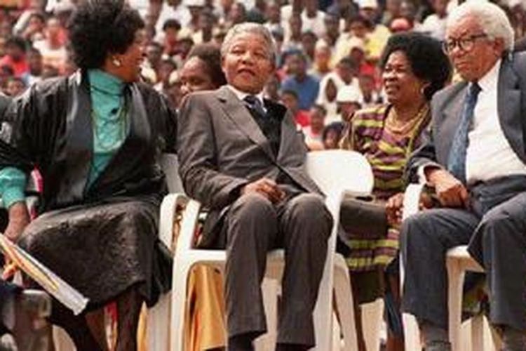 Mandela menghadiri sebuah rapat besar untuk merayakan pembebasannya dari penjara di stadion Soccer City di Soweto pada 13 Februari 1990. Lebih dari 100.000 orang menghadiri acara tersebut.