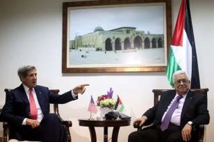 Menteri Luar Negeri AS John Kerry dan Presiden Palestina Mahmoud Abbas saat bertemu di Ramallah, Tepi Barat, Kamis (12/12/2013) malam.