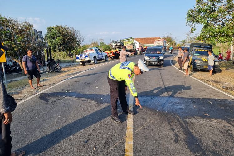 Satlantas Polres Jember melakukan olah TKP di Jalur Lintas Selatan (JLS) Dusun Kalimalang Desa Mojomulyo Kecamatan Puger, Jember, Sabtu (16/8/2025).