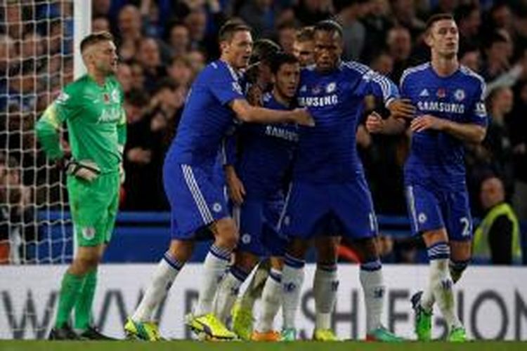 Pemain Chelsea merayakan gol Eden Hazard dalam pertandingan lanjutan Premier League emlawan Queens Park Rangers, Sabtu (1/11/2014). 