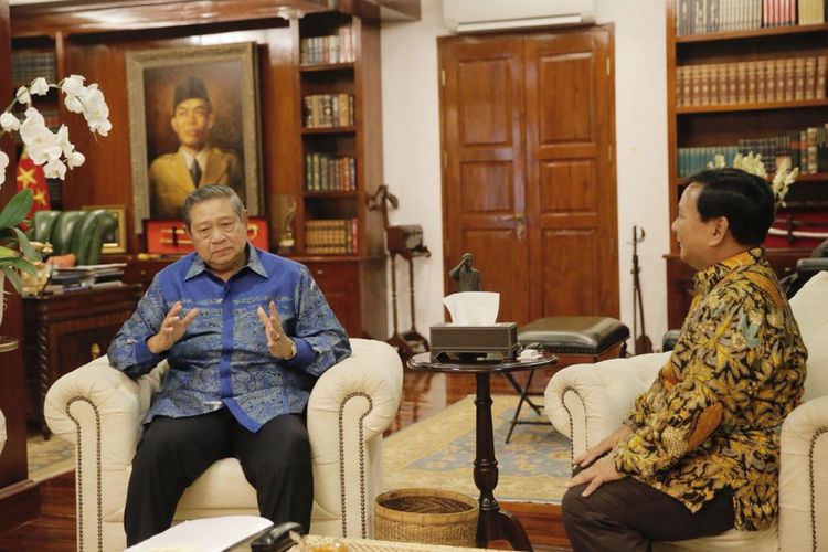 Ketua Umum Partai Gerindra Prabowo Subianto (kanan) menerima kunjungan Ketua Umum Partai Demokrat Susilo Bambang Yudhoyono di kediaman Prabowo, Jalan Kertanegara, Jakarta Selatan, Senin (30/7/2018). Pertemuan tersebut merupakan tindak lanjut dari komunikasi politik yang dibangun kedua partai untuk Pilpres 2019.