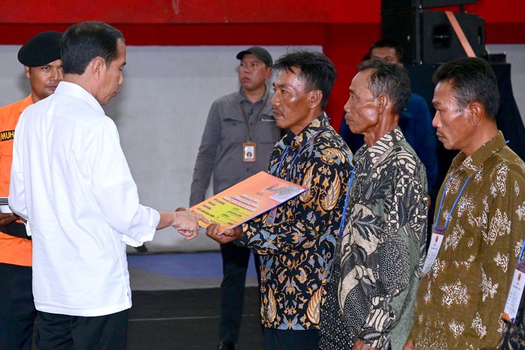 Presiden Joko Widodo menyerahkan bantuan stimulan kepada petani gagal panen (puso) di GOR Bung Karno, Kabupaten Grobogan, Provinsi Jawa Tengah, Selasa (23/1/2024).