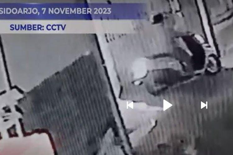 Rekaman CCTV yang merekam kepergian Masriah dari rumah malam sebelum sidang. Tribun Jatim