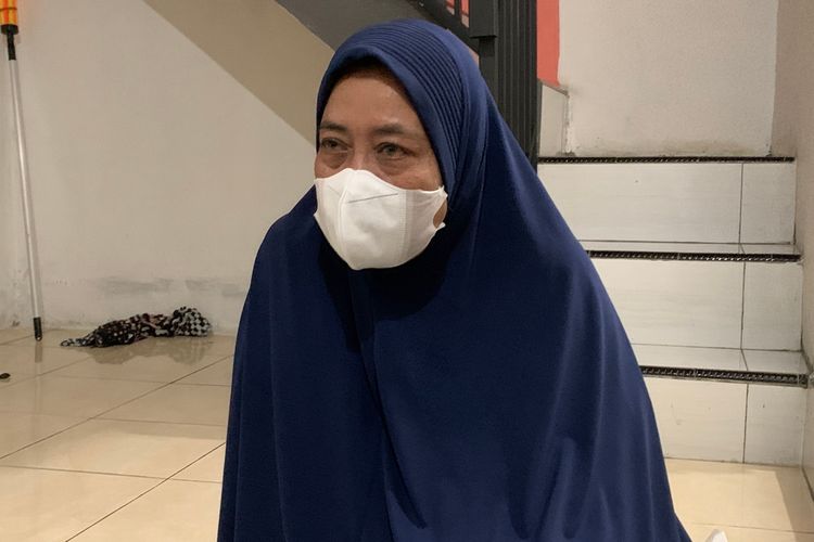 Istri Pak Ogah, Yuyun Widayanti saat ditemui di kediamannya kawasan Jatiasih, Kota Bekasi, Selasa (11/1/2022).