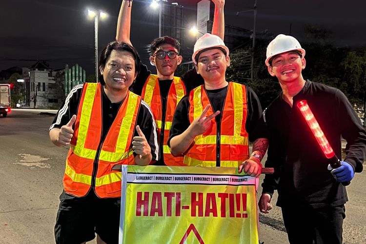Tengah Malam di Kalimalang, Generasi Burgeract Tambal Jalan demi Nyawa Pemudik