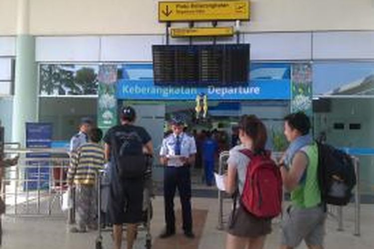 Suasana di pintu keberangkatan Bandara Internasional Lombok (BIL).