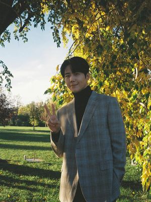 Siap meng-upgrade gaya? Intip 7 inspirasi outfit Quiet Luxury Kim Seon-ho sebagai Joo Ho-jin di drama Netflix terbaru. Klik untuk detail!