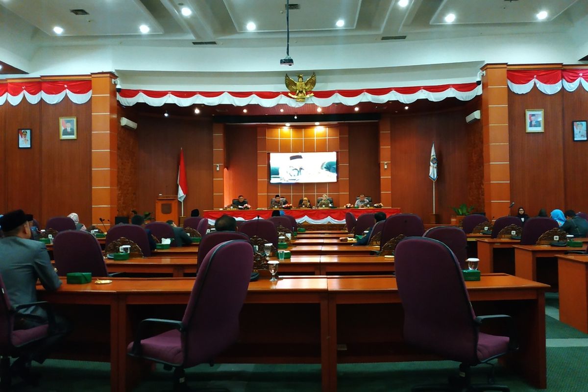 Hampir separuh anggota DPRD Kota Depok tak menghadiri agenda rapat paripurna hasil reses pada Jumat (21/2/2020).