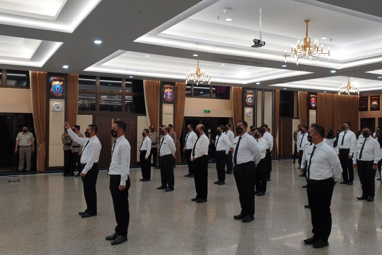 Pelantikan 44 mantan pegawai KPK menjadi ASN Polri di Mabes Polri, Jakarta, Kamis (9/12/2021).