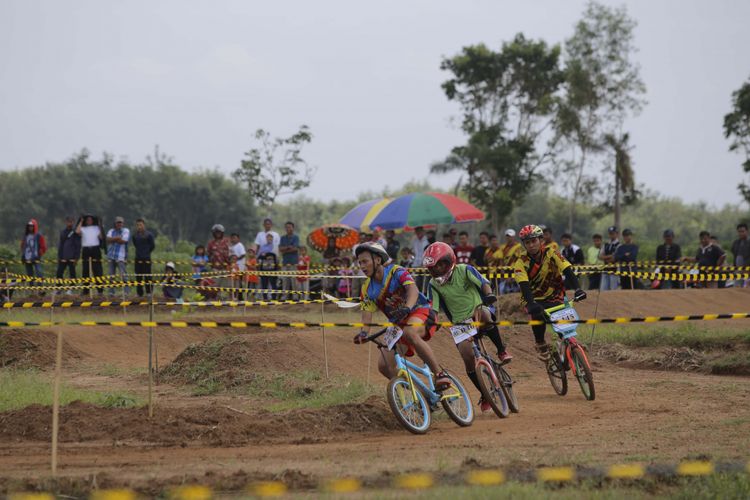 Sejumlah atlet sepeda BMX memacu sepedanya saat melintasi rintangan pada ajang Festival Wisata Sepeda BMX di Kompleks Islamic Center, Desa Sukada, Lampung Timur, Minggu (19/7/2017). Festival Wisata Sepeda BMX 2017 diikuti oleh sekitar 250 peserta dari bebagai wilayah di Provinsi Lampung.