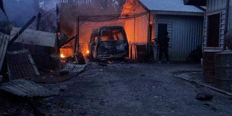 Sebuah ambulans terbakar di sekitar kawasan Bandara Bilorai, Sugapa, Intan Jaya, pada 26 September lalu, usai kontak tembak antara aparat dan TPNPB.