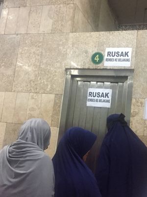 Antrean para akhwat di salah satu toilet perempuan di Masjid Istiqlal, 28 Januari 2018.