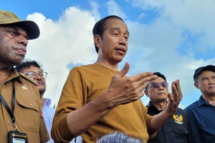 Presiden Joko Widodo (Jokowi) didampingi Bupati Keerom, Piter Gusbager, saat memberikan keterangan kepada wartawan, usai penanaman jagung di lahan seluas 100 hektar di Distrik Manem, Kabupaten Keerom, Papua, Selasa (21/3/2023).