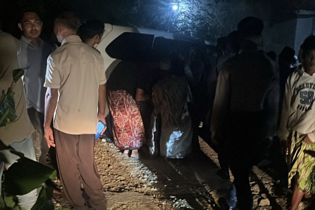 Korban pembacokan di Kelurahan Kowel, Kecamatan Pamekasan, Kabupaten Pamekasan dilarikan ke Puskesmas Kowel oleh warga setempat, Rabu (3/12/2025) malam.