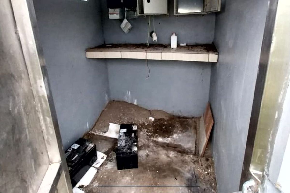 Salah satu ruang di Stasiun Pemantauan Gungung Kelud yang dibobol pencuri, Rabu (10/9/2025)
