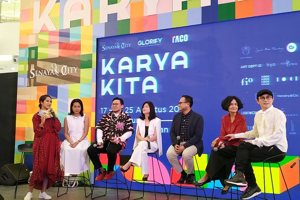 Corporate Vice President (VP) Marketing TACO Group, Satria Utama (ketiga kanan) dan Sementara Leasing & Marketing Communications Director Senayan City, Halina (keempat kiri) memberikan keterangan dalam pembukaan pameran 