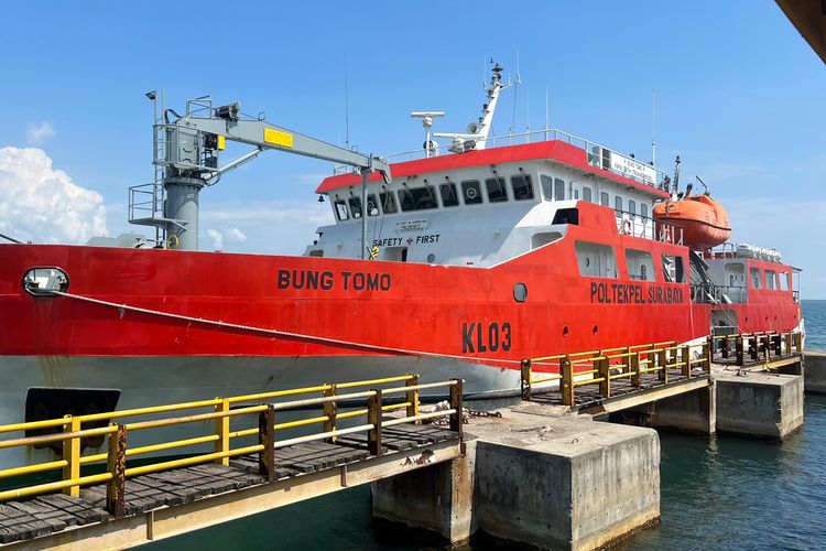 Kapal Latih Bung Tomo milik Poltekpel Surabaya angkut para pemudik lebaran 2023.
