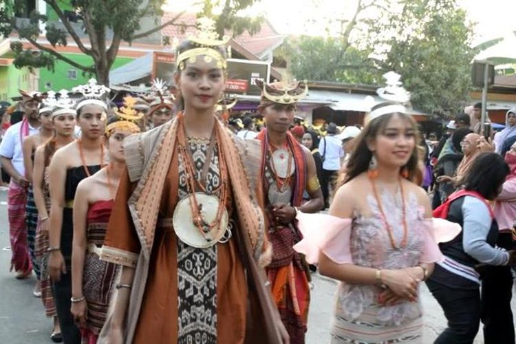 Karnaval budaya dari Kerajaan Belu dalam Festival Keraton Masyarakat Asean di Kota Baubau