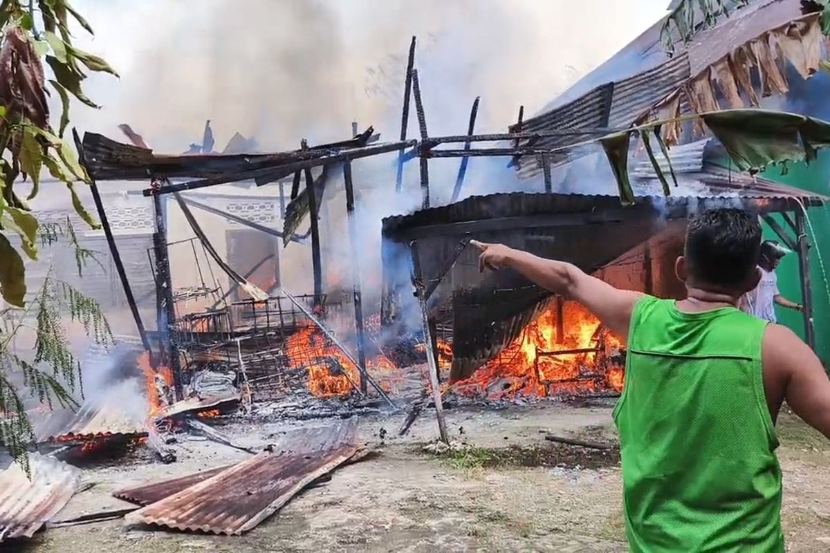 Kebakaran hebat melanda tiga unit rumah di kawasan padat penduduk di jalan Sultan Hasanuddin, Kelurahan Batulo, Kecamatan Wolio, Kota Baubau, Sulawesi Tenggara, Sabtu (17/5/2025) siang.