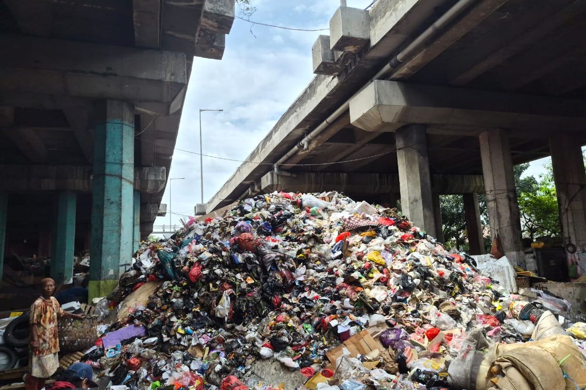 Kolong tol di Tanjung Priok beralih fungsi sebagai TPS liar.