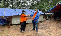 Tinjau Kondisi Korban Longsor Purwakarta, Dirut Pos Indonesia Salurkan BST dari Kemensos