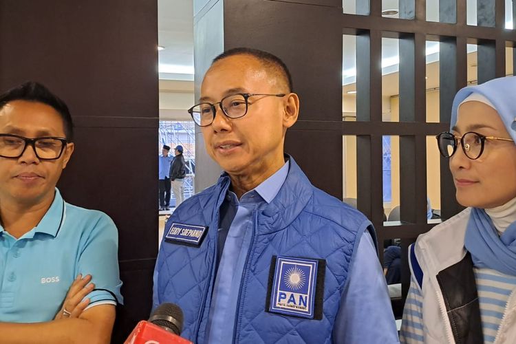 Ketua Dewan Pimpinan Wilayah (DPW) Partai Amanat Nasional (PAN) DKI Jakarta, Eko Hendro Purnomo alias Eko Patrio, Sekretaris Jenderal (Sekjen) PAN ) Eddy Soeparno dan Ketua DWP PAN Jabar Desy Ratnasari memberikan keterangan pers terkait persiapan perhelatan kampanye akbar Prabowo-Gibran di Bandung, Jawa Barat (Jabar), pada Rabu (7/2/2024). (Kiri-Kanan)