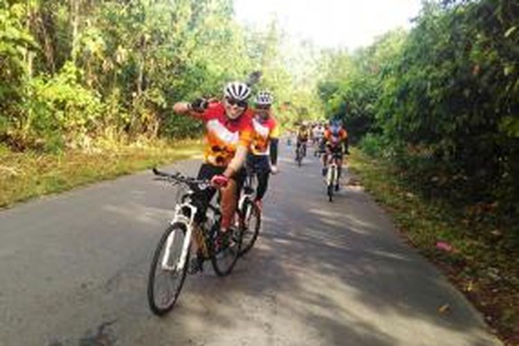 Kapolda Papua Barat Brigadir Jenderal (Pol) Royke Lumowa bersepeda dari Kota Manokwari ke Distrik Ransiki, Kabupaten Manokwari, Papua Barat, Sabtu (31/10/2015).