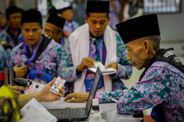 Calon jemaah haji Kelompok Terbang (Kloter) 6 melakukan pendataan di Asrama Haji Pondok Gede, Jakarta, Rabu (18/7/2018). Sebanyak 24.524 calon jemaah haji dan 315 petugas akan diberangkatkan dari Asrama Haji embarkasi Jakarta.