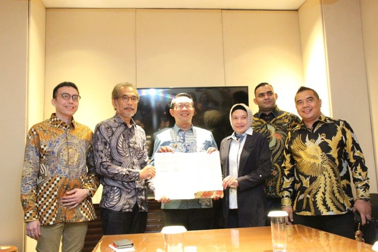 (Kiri-kanan) Juliando Jamal, Tan Sri Hamdan Muhamad (executive Director Ranhill Holdings Berhad), Mohamad Ridwan Kamil (Gubernur Jawa Barat), Dyah Wahjusari (Direktur PT Jasa Sarana), Muhamad Faizal Aliar, H.Syahrir (DPRD Jawa Barat) dalam penandatanganan kesepakan kerjasama antara BUMD Jabar dengan perusahaan asal Malaysia.