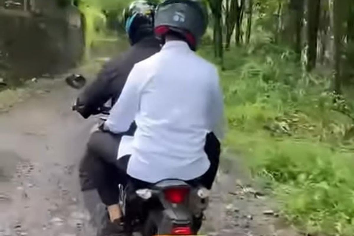 Momen Gibran Dibonceng Naik Motor TNI Kunjungi Lokasi Bencana di Sukabumi