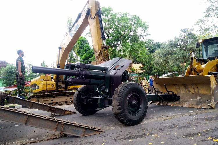 Meriam howitdzer kaliber 122 mm sumbangan dari Koarmada II TNI Angkatan Laut Surabaya dalam proses mobilisasi ke lokasi Museum Pemberontakan Peta Blitar di Jalan Sodanco Supriyadi, Senin (14/2/2022)