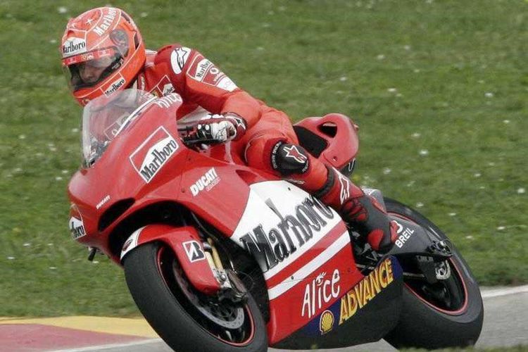 Helm yang dipakai Michael Schumacher saat menunggangi motor Ducati MotoGP dilelang