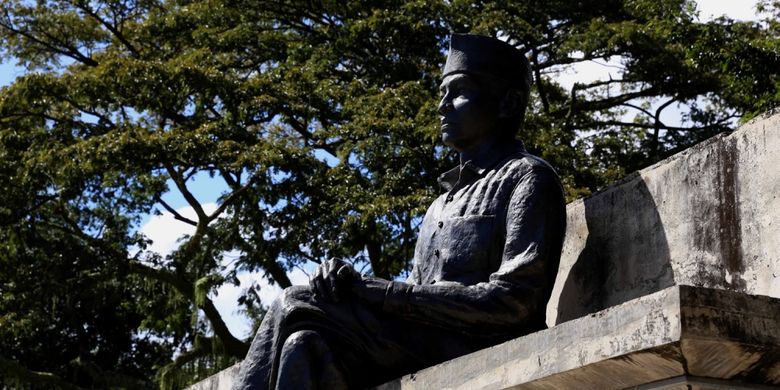 Patung Bung Karno di samping pohon sukun di kompleks Pelabuhan Bung Karno, Ende, Pulau Flores, Nusa Tenggara Timur, Kamis (11/7/2016). Kota ini menyimpan sejarah panjang perihal sepak terjang Ir Soekarno atau Bung Karno selama empat tahun (14 Januari 1934 hingga 18 Oktober 1938) menjalani pengasingan.