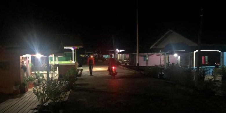 Listrik di Pulau Tiga Barat, Kabupaten Natuna hanya menyala pada malam hari. 