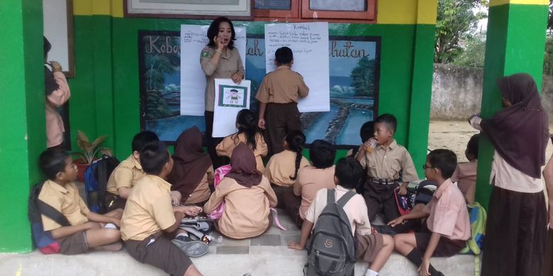 Fasilitator baru yang baru selesai mendapatkan pelatihan, mengimplementasikan materi pembelajaran berbasis literasi di sekolah masing-masing. 