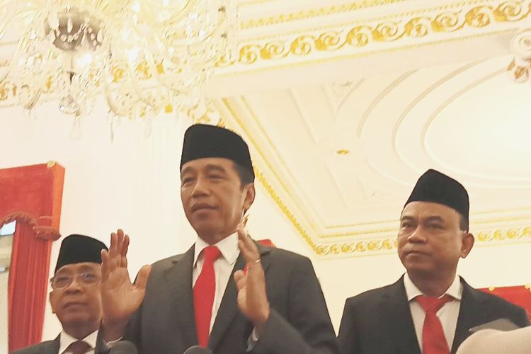 Presiden Joko Widodo memberikan keterangan pers didampingi Mensesneg Pratikno dan Menkominfo yang baru dilantik, Budi Arie Setiadi di Istana Negara, Senin (17/7/2023).