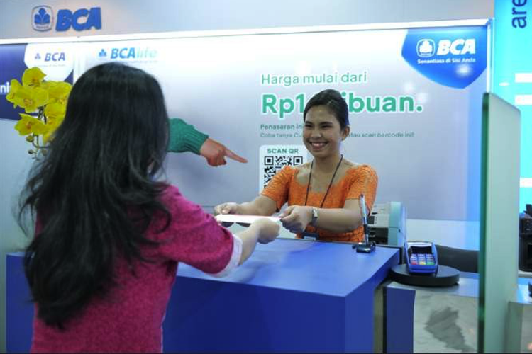 Memperingati Hari Kebaya Nasional (24/7/2024), Insan BCA mengenakan kebaya dan wastra nusantara saat melayani nasabah. 