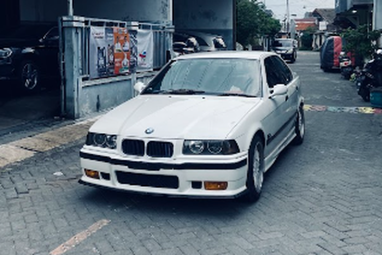 Mobil BMW di bengkel 