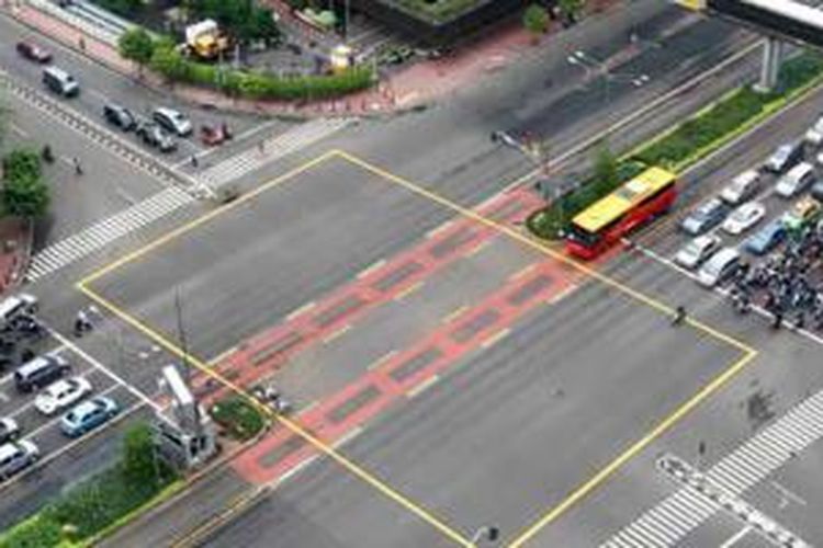 Yellow Box Junction di Persimpangan Sarinah.