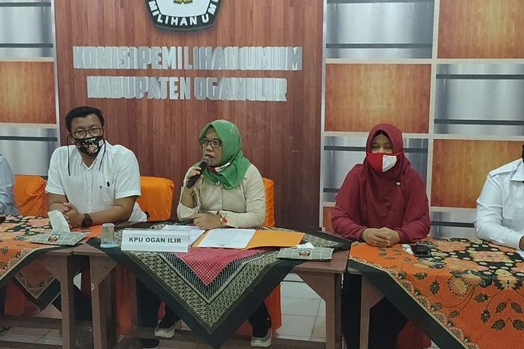 Didampingi komisioner lainya Ketua KPU Ogan Ilir Massuriyati mengumumkan bahwa pasangan calon Bupati Ogan Ilir petahana Ilyas Panji Alam-Endang Putra Utama didiskualifikasi sebagai calon Bupati dan wakil bupati Ogan tahun 2020