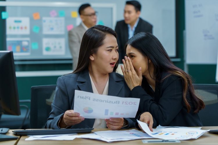 Ilustrasi Gosip Kantor
