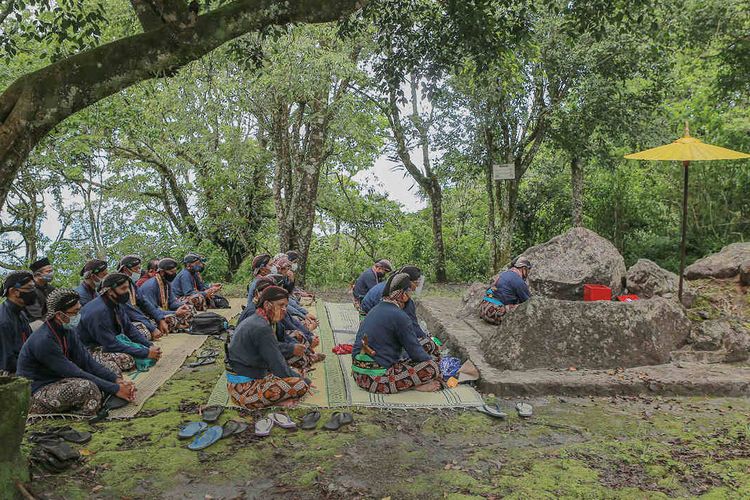Tradisi Labuhan Merapi yang dilakukan di Sri Manganti, Alas Bedengan di lereng Gunung Merapi.