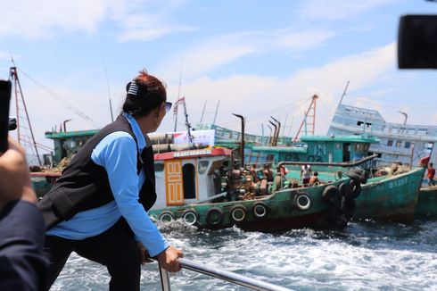 Gaya Nyentrik Menteri Susi Saat Pimpin Penenggelaman 13 Kapal Vietnam di Kalbar
