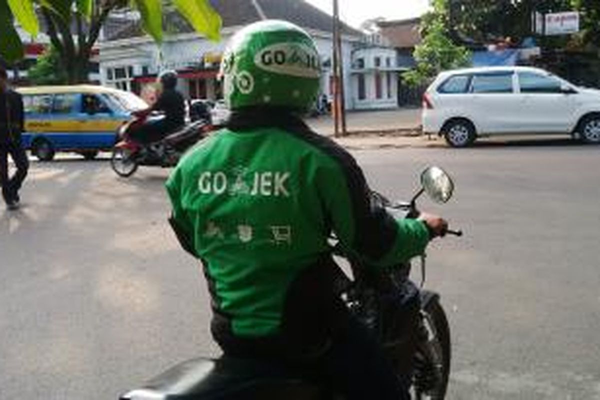 Diver Gojek Bandung yang tengah menjemput angkutan di kawasan Jalan RE. Martadinata, Kota Bandung, Rabu, (24/6/2015). 