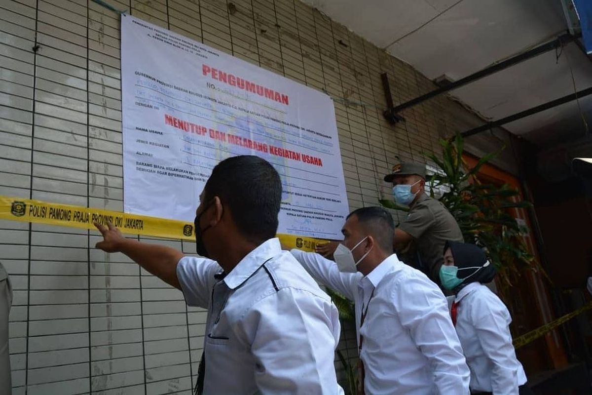 Satuan Polisi Pamong Praja (Satpol PP) DKI Jakarta menutup Obama Cafe di Jalan Faletehan I, Melawai, Jakarta Selatan pada Selasa (11/5/2021) imbas dari kasus dugaan pengeroyokan anggota TNI-Polri.