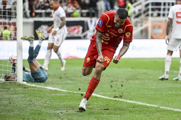 Penyerang Persija Jakarta Emaxwell Souza de Lima melakukan selebrasi usai mencetak gol ke gawang Malut United saat laga Super League di Jakarta International Stadium (JIS), Jakarta, Sabtu (23/8/2025). Persija Jakarta bermain imbang lawan Malut United dengan skor 1-1.